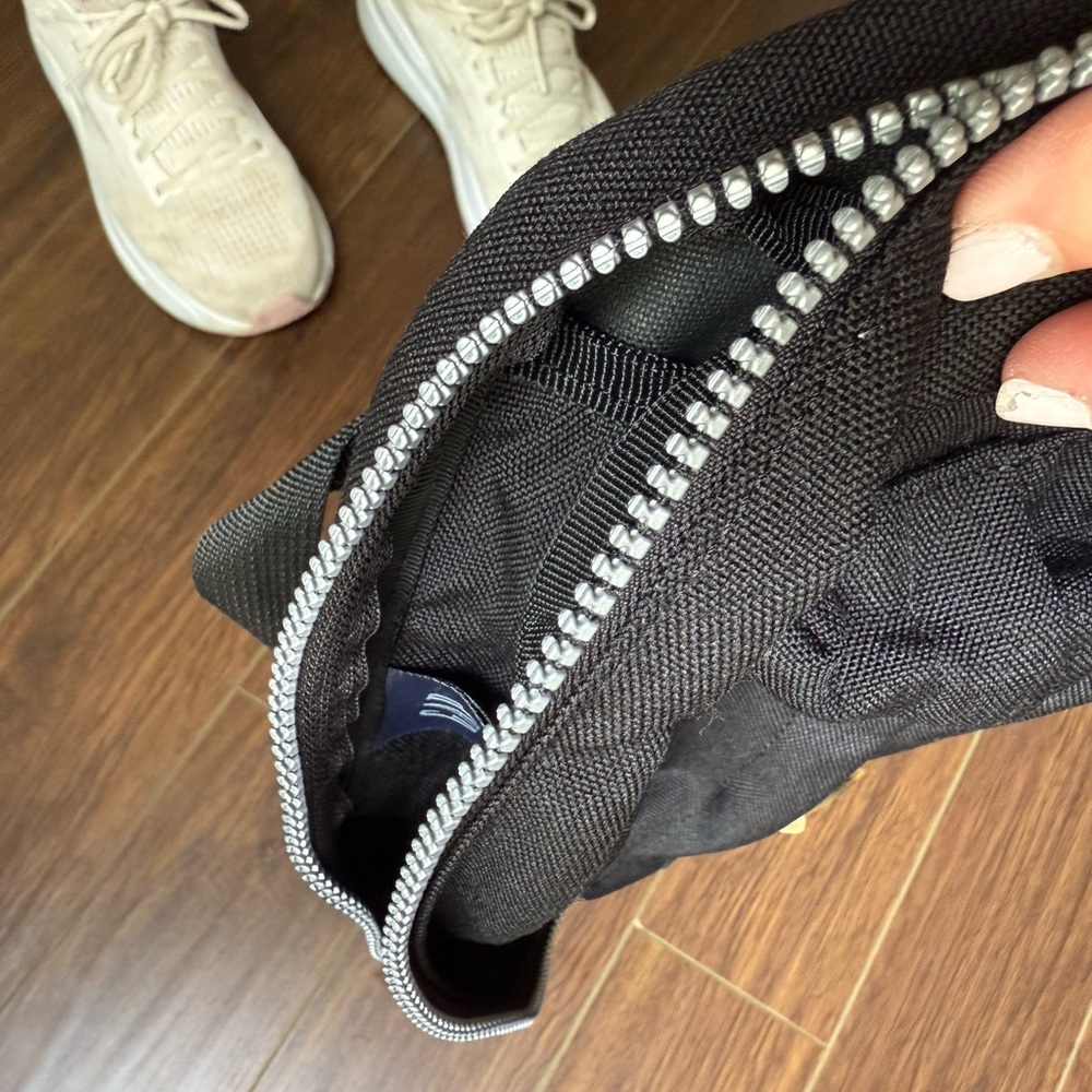 GAP sling bag with Velcro wide adjustable strap. Very comfortable to wear. - Picture 4 of 7